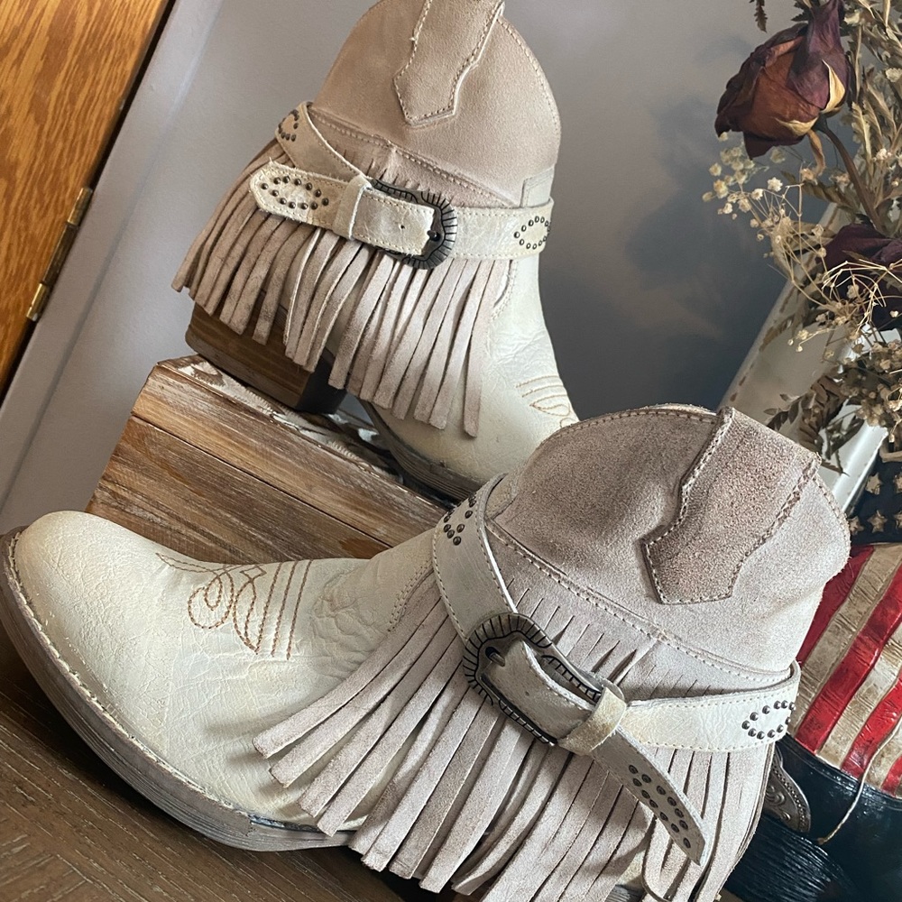 Cream cowgirl boots 9.5
